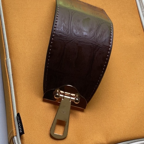 βοΈ NWOT TEXTURED Brown Handbag w GOLD HardWare - Picture 7 of 15